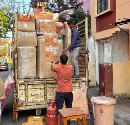 Packers Movers Kolkata team loading boxes